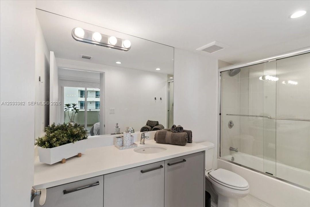 For Sale: $675,000 (2 beds, 2 baths, 955 Square Feet)