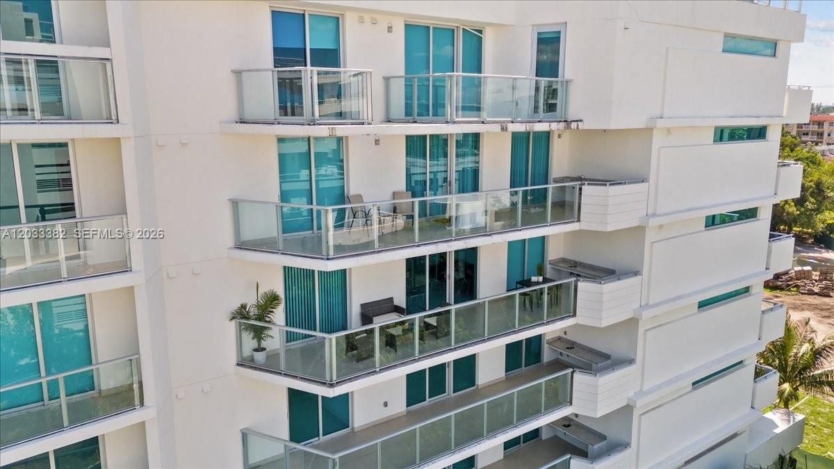 For Sale: $675,000 (2 beds, 2 baths, 955 Square Feet)