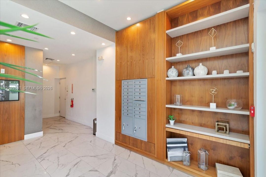For Sale: $675,000 (2 beds, 2 baths, 955 Square Feet)
