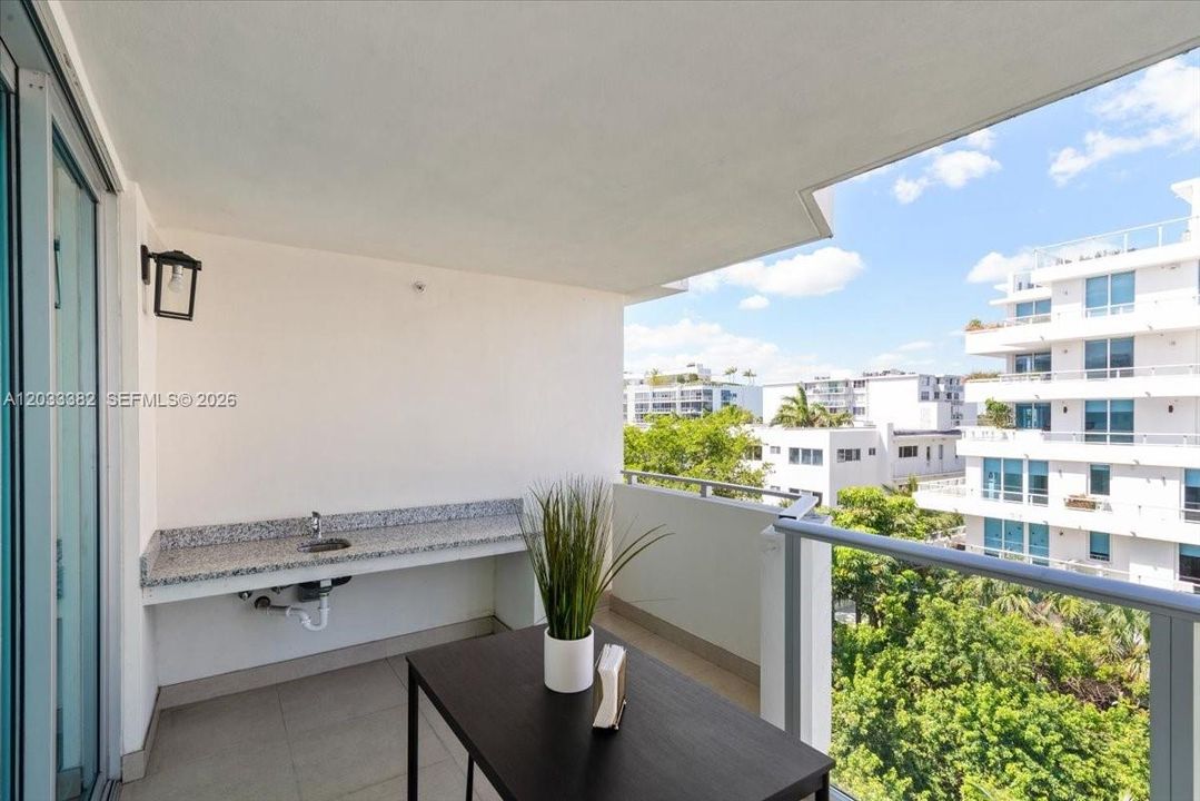 For Sale: $675,000 (2 beds, 2 baths, 955 Square Feet)