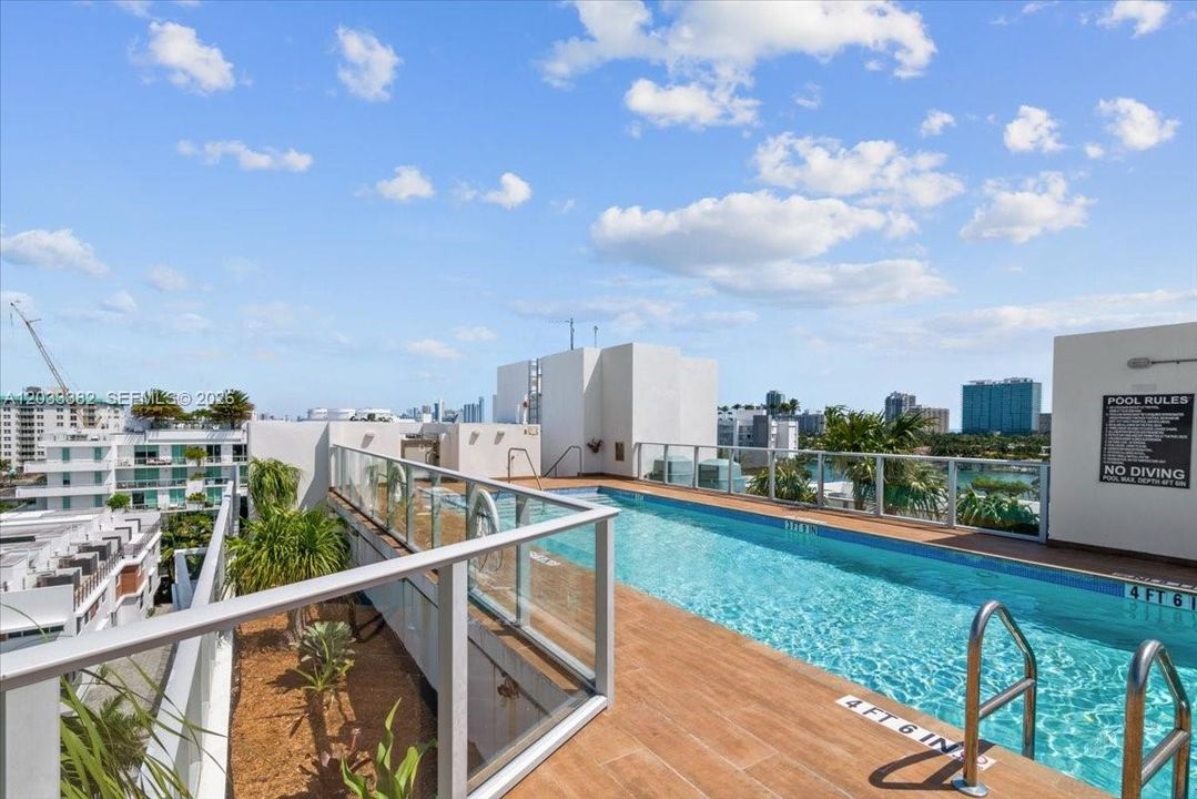 For Sale: $675,000 (2 beds, 2 baths, 955 Square Feet)