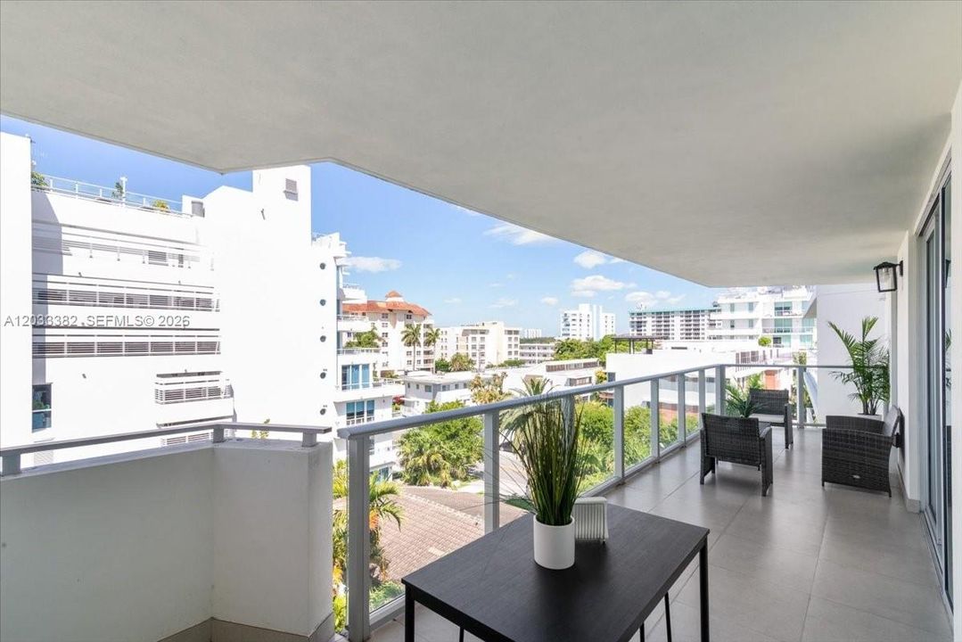 For Sale: $675,000 (2 beds, 2 baths, 955 Square Feet)