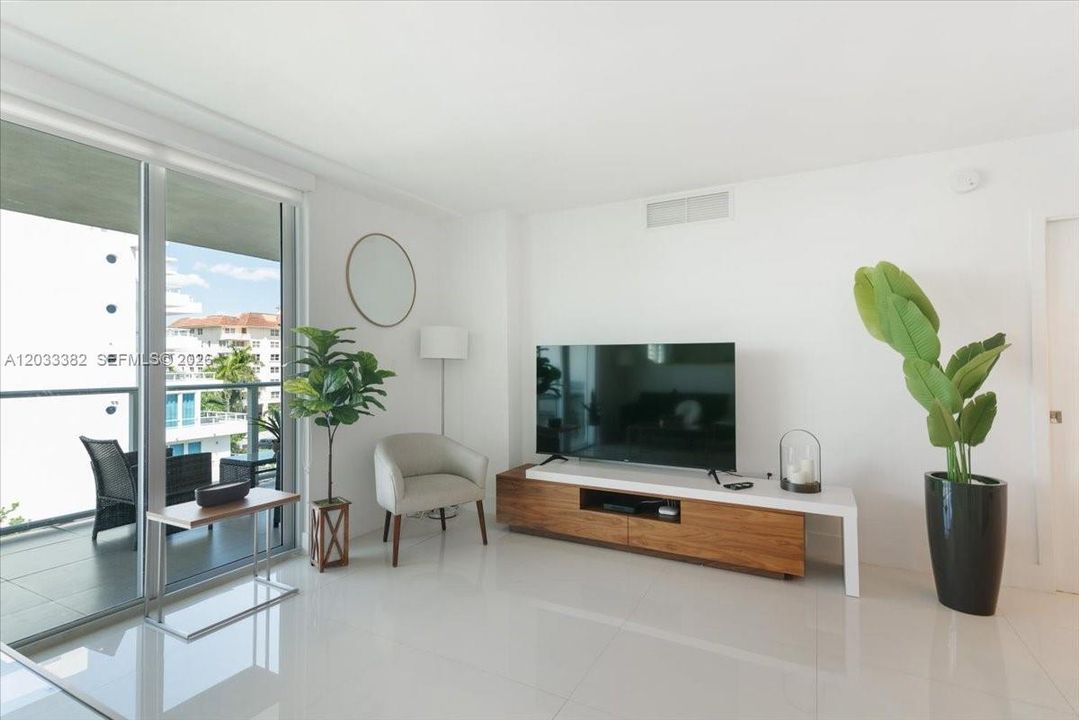 For Sale: $675,000 (2 beds, 2 baths, 955 Square Feet)