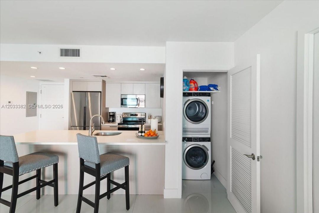 For Sale: $675,000 (2 beds, 2 baths, 955 Square Feet)