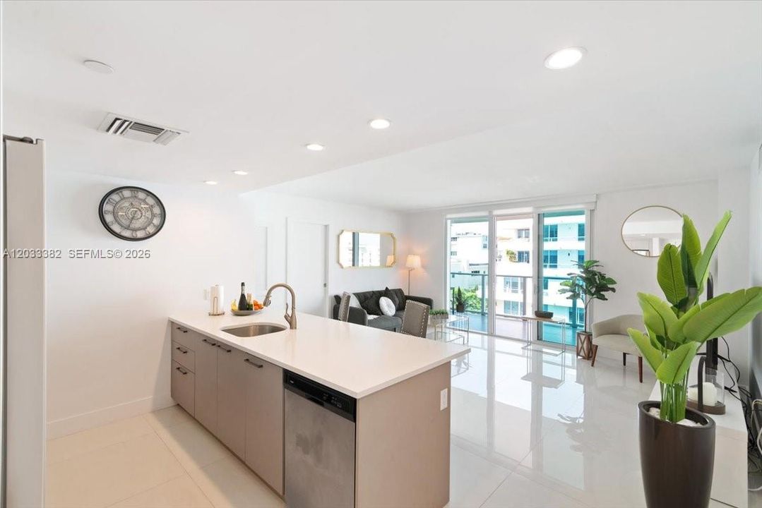 For Sale: $675,000 (2 beds, 2 baths, 955 Square Feet)