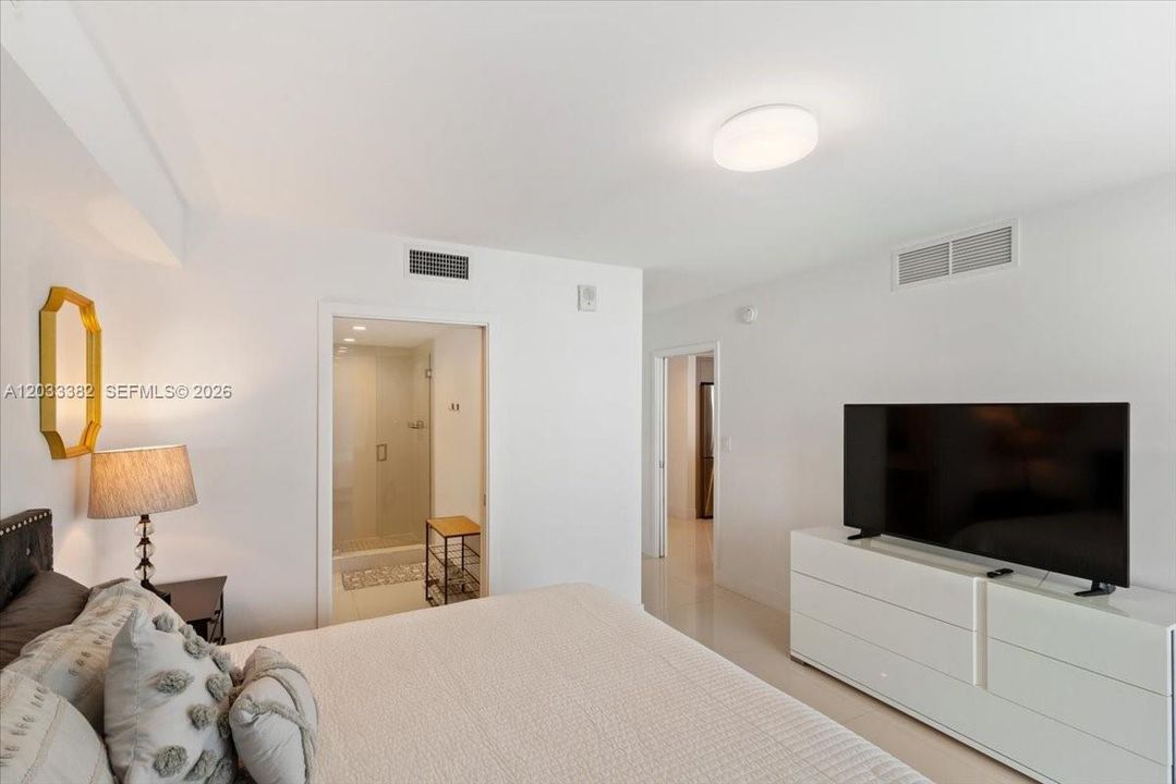 For Sale: $675,000 (2 beds, 2 baths, 955 Square Feet)