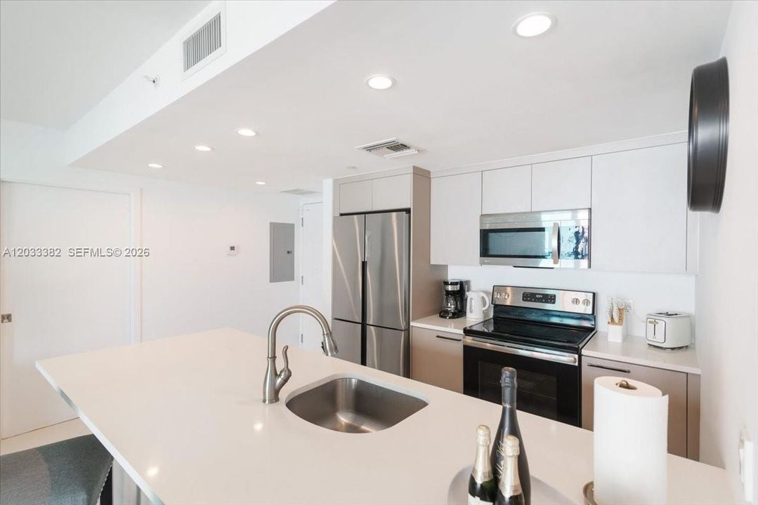 For Sale: $675,000 (2 beds, 2 baths, 955 Square Feet)