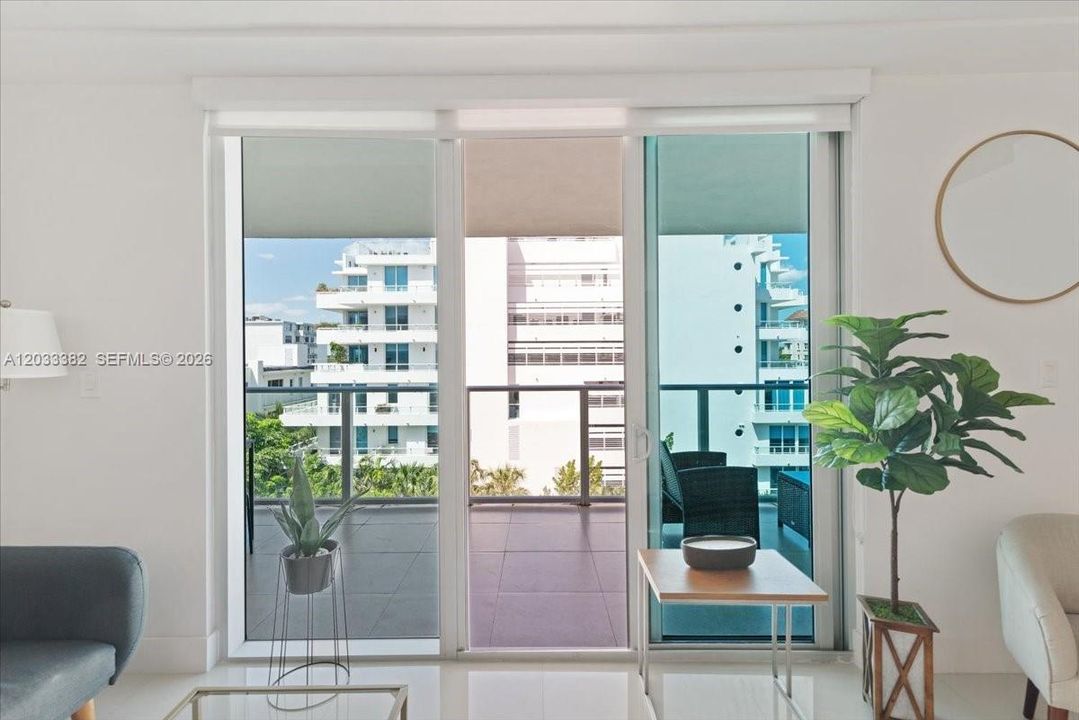 For Sale: $675,000 (2 beds, 2 baths, 955 Square Feet)