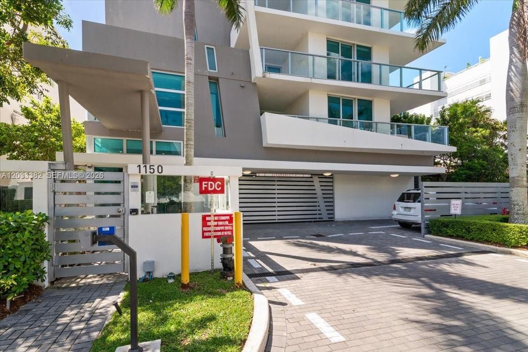 For Sale: $675,000 (2 beds, 2 baths, 955 Square Feet)