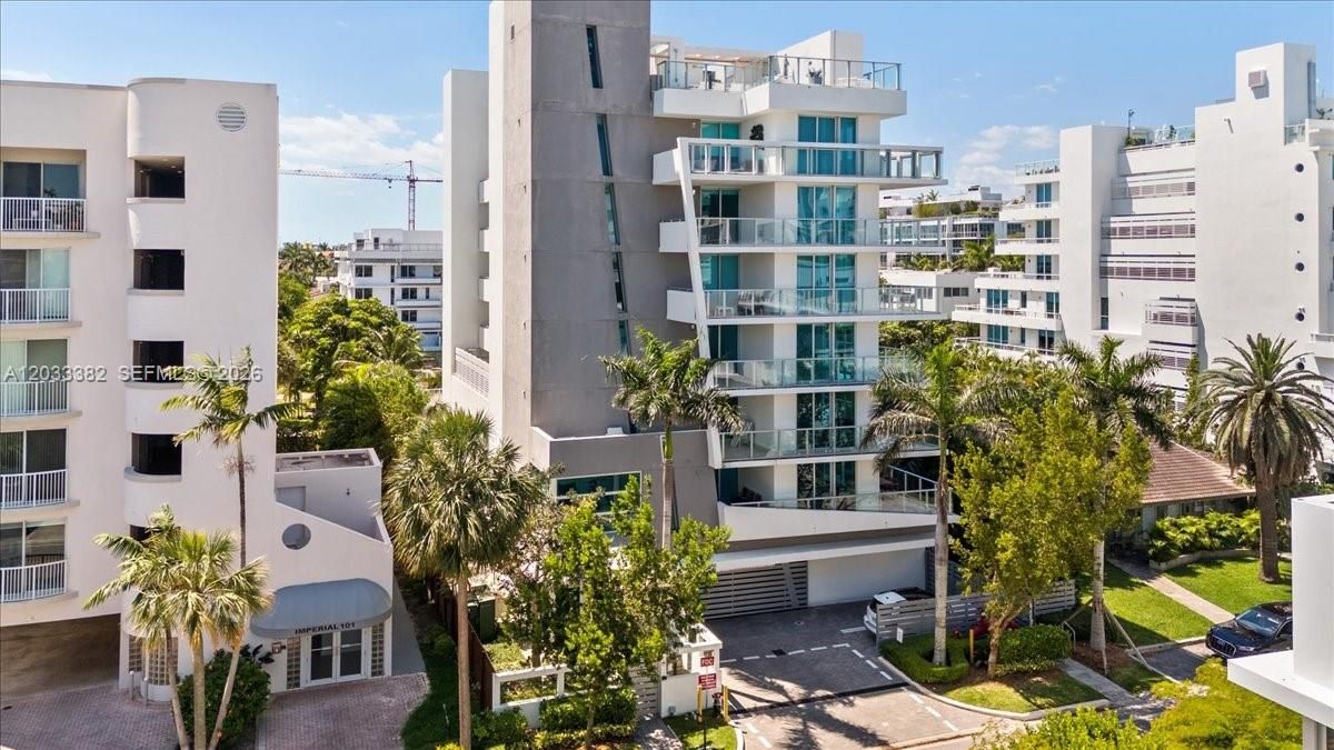 For Sale: $675,000 (2 beds, 2 baths, 955 Square Feet)