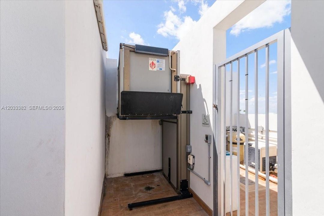 For Sale: $675,000 (2 beds, 2 baths, 955 Square Feet)