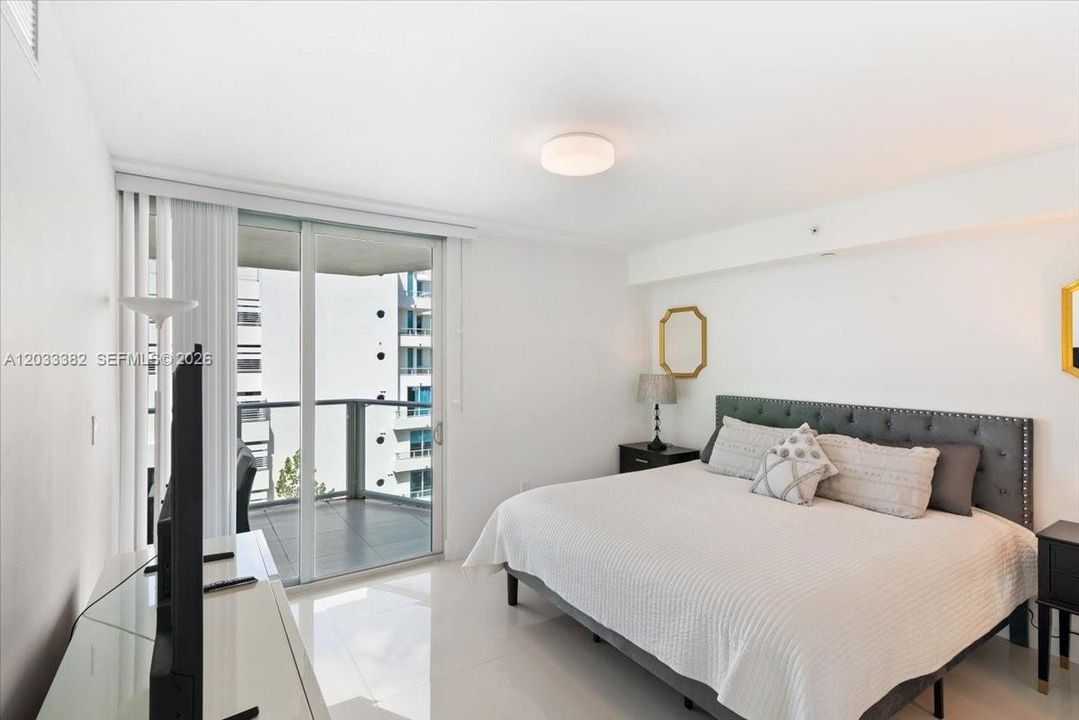 For Sale: $675,000 (2 beds, 2 baths, 955 Square Feet)
