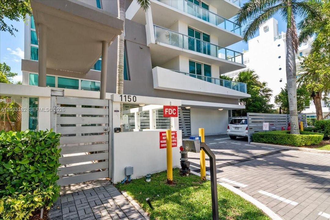 For Sale: $675,000 (2 beds, 2 baths, 955 Square Feet)
