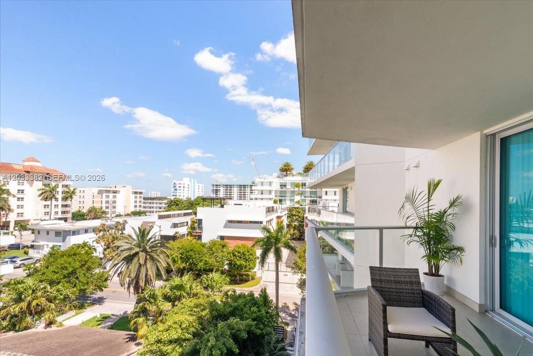 For Sale: $675,000 (2 beds, 2 baths, 955 Square Feet)