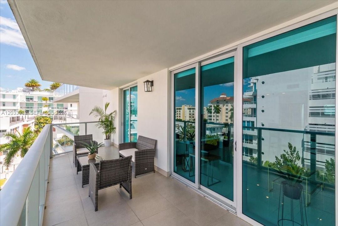 For Sale: $675,000 (2 beds, 2 baths, 955 Square Feet)