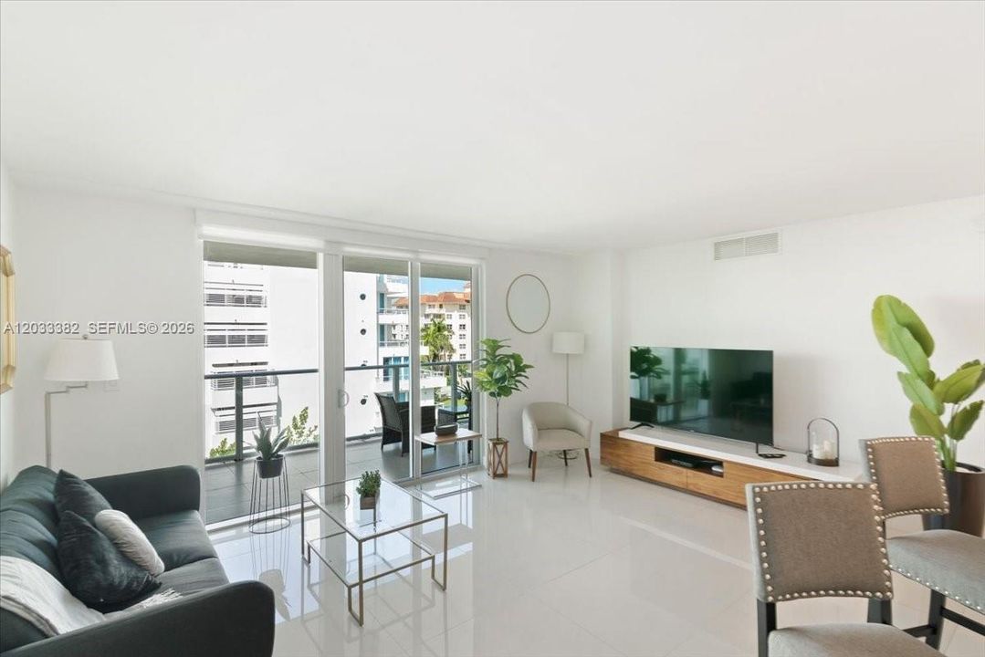 For Sale: $675,000 (2 beds, 2 baths, 955 Square Feet)