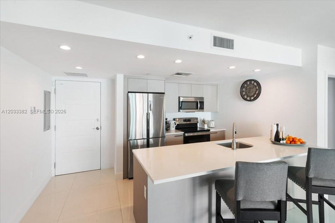 For Sale: $675,000 (2 beds, 2 baths, 955 Square Feet)