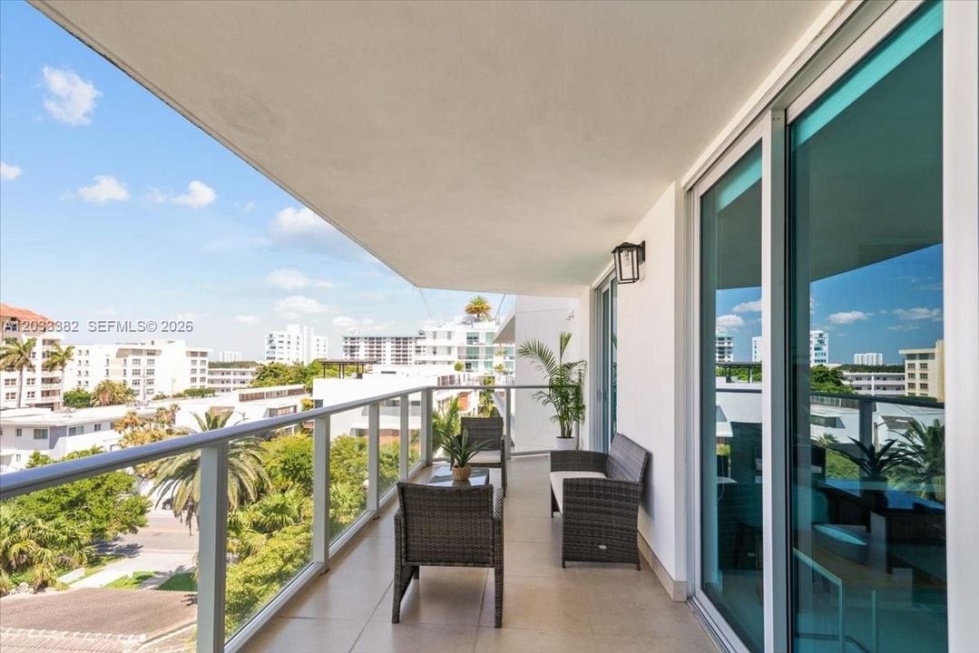 For Sale: $675,000 (2 beds, 2 baths, 955 Square Feet)
