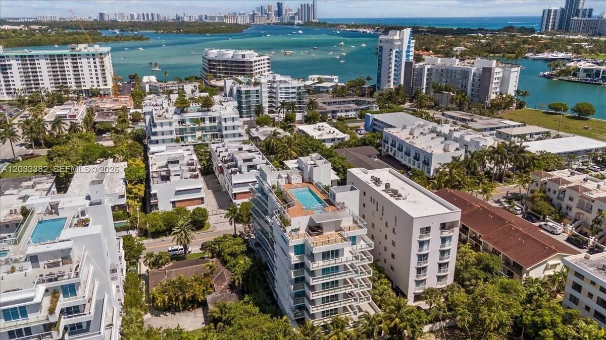 For Sale: $675,000 (2 beds, 2 baths, 955 Square Feet)