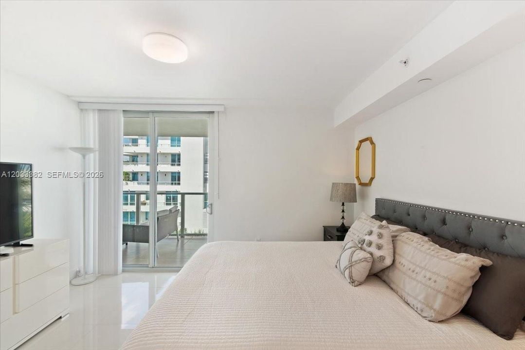 For Sale: $675,000 (2 beds, 2 baths, 955 Square Feet)