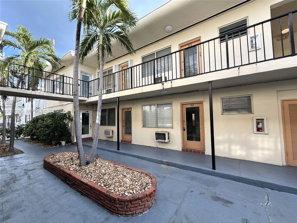 For Rent: $1,595 (1 beds, 1 baths, 678 Square Feet)