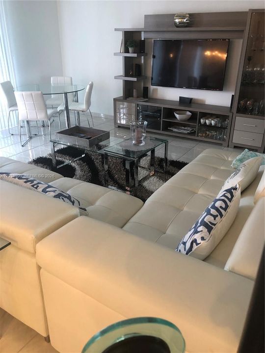 For Sale: $585,000 (2 beds, 2 baths, 1312 Square Feet)