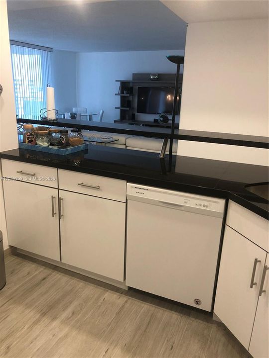 For Sale: $585,000 (2 beds, 2 baths, 1312 Square Feet)