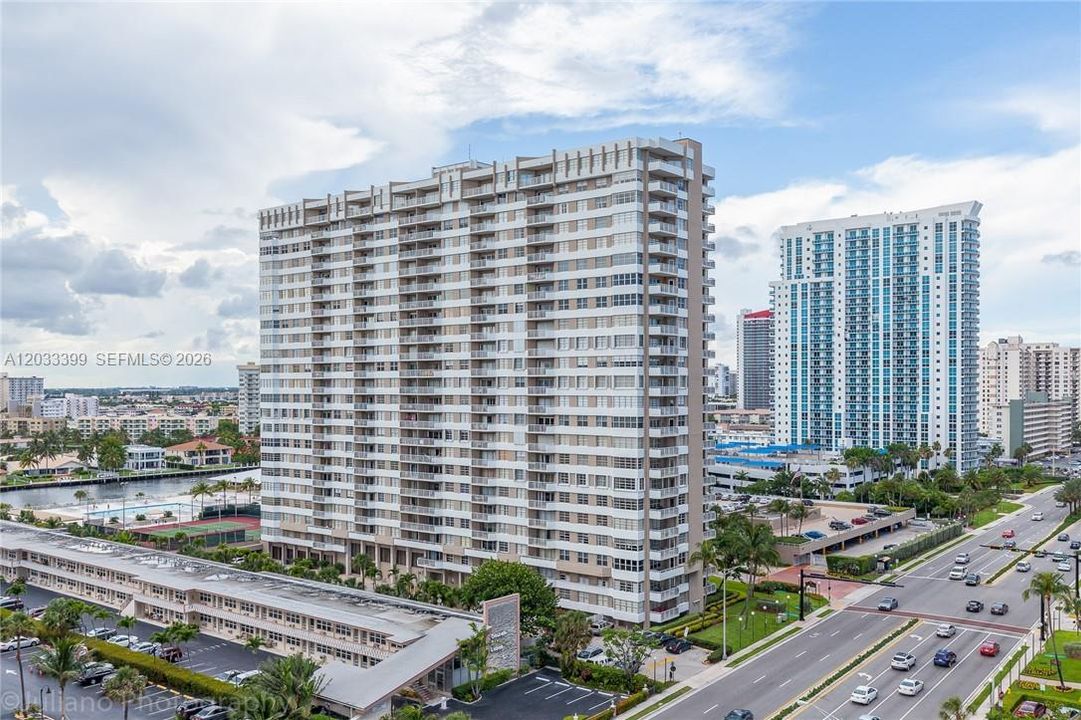 For Sale: $585,000 (2 beds, 2 baths, 1312 Square Feet)