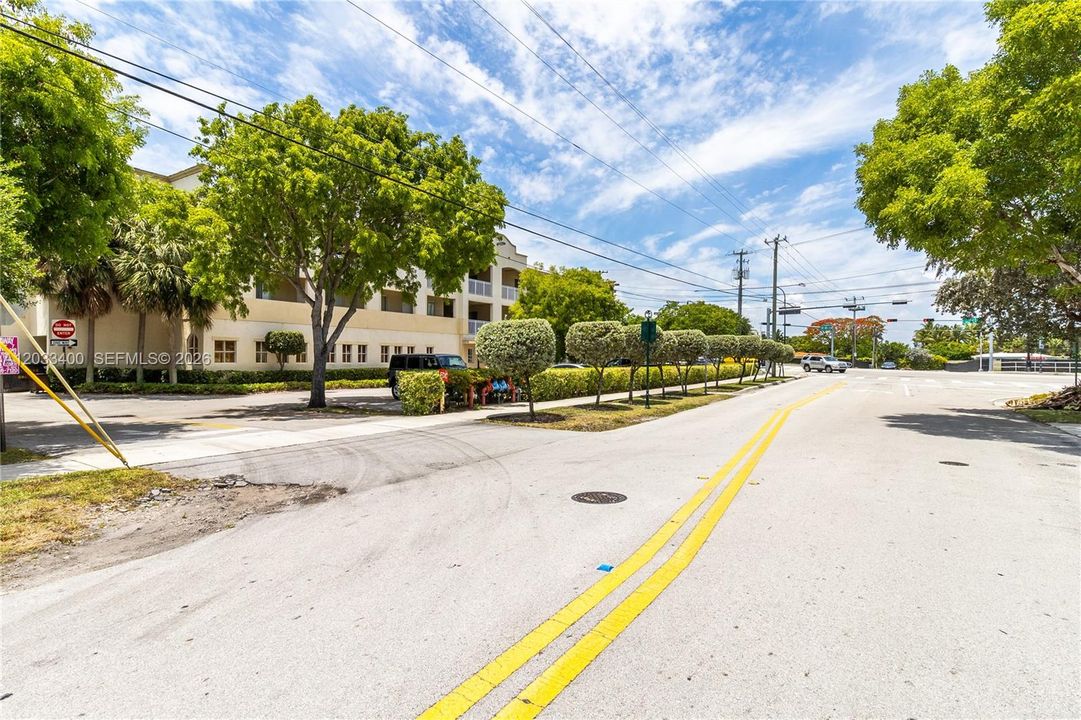 For Sale: $399,000 (2 beds, 2 baths, 960 Square Feet)