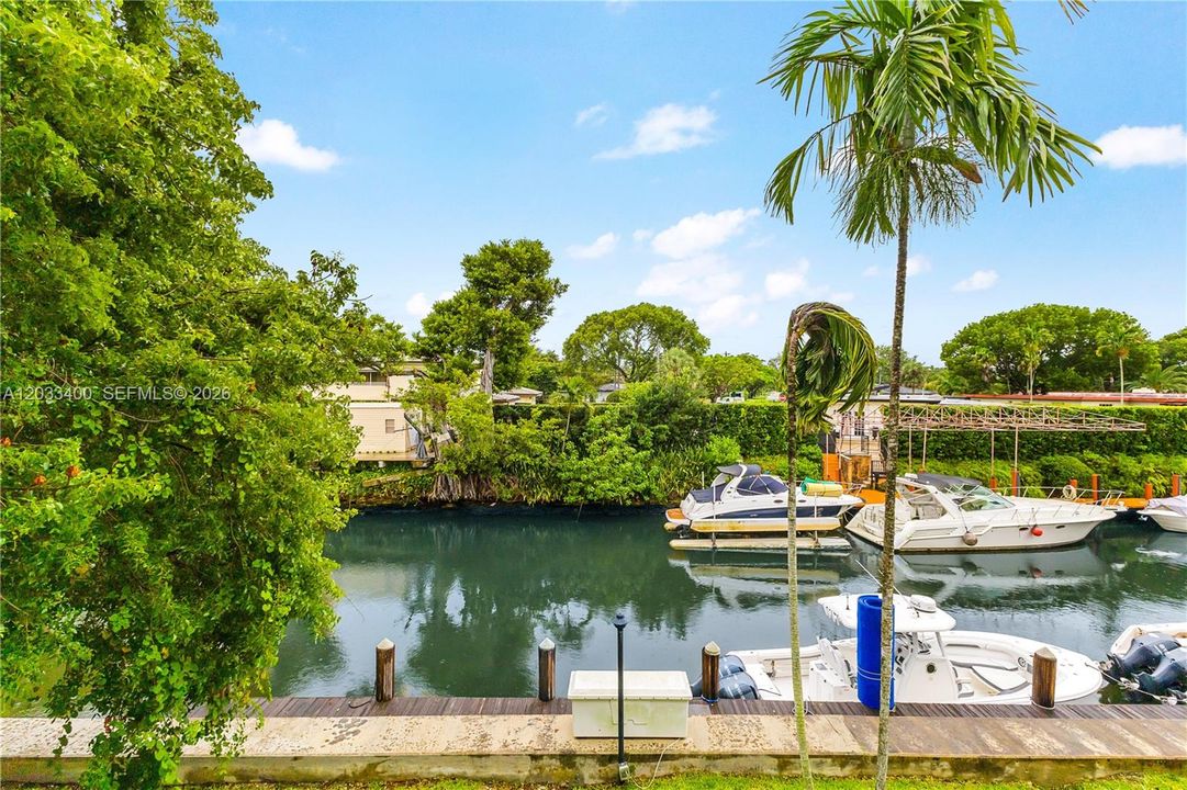 For Sale: $399,000 (2 beds, 2 baths, 960 Square Feet)
