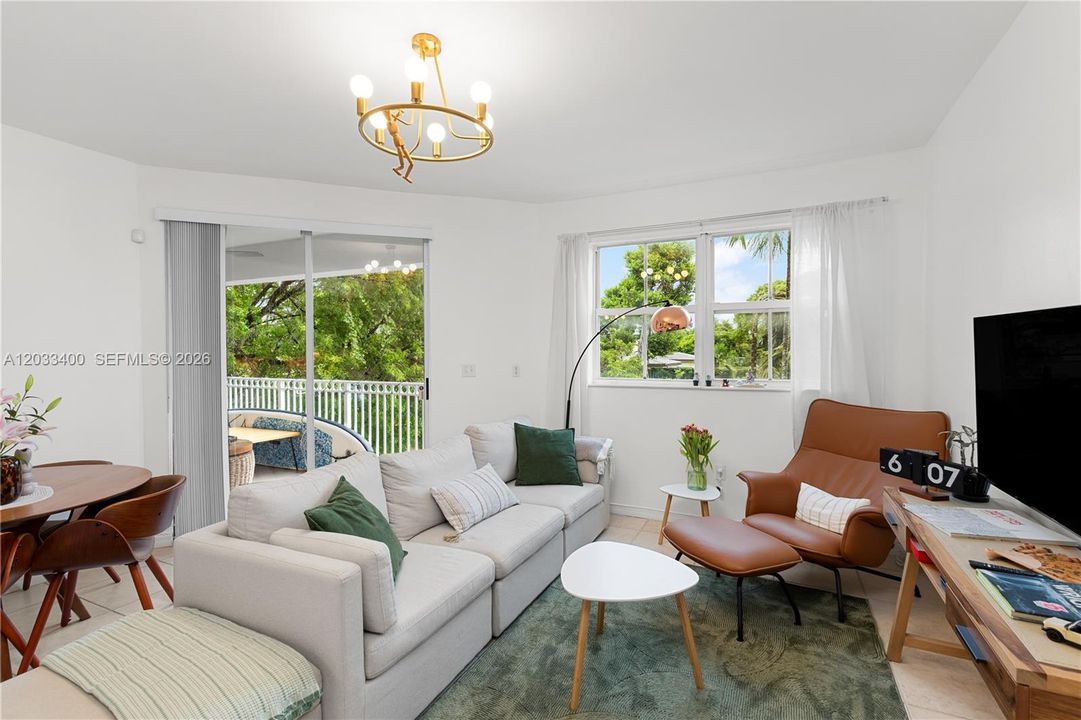 For Sale: $399,000 (2 beds, 2 baths, 960 Square Feet)