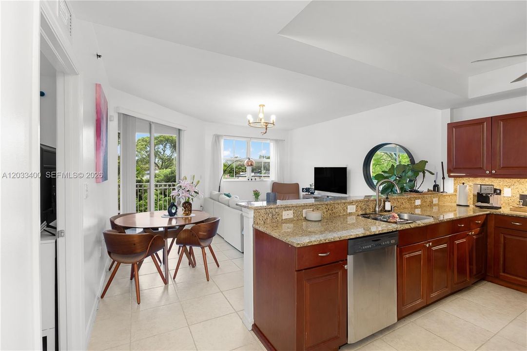 For Sale: $399,000 (2 beds, 2 baths, 960 Square Feet)