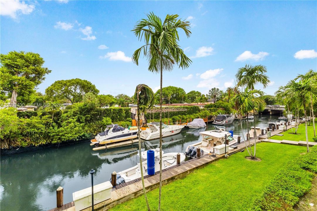 For Sale: $399,000 (2 beds, 2 baths, 960 Square Feet)
