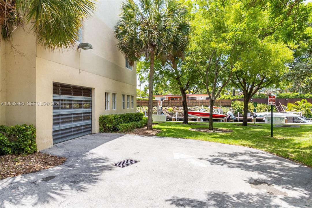 For Sale: $399,000 (2 beds, 2 baths, 960 Square Feet)