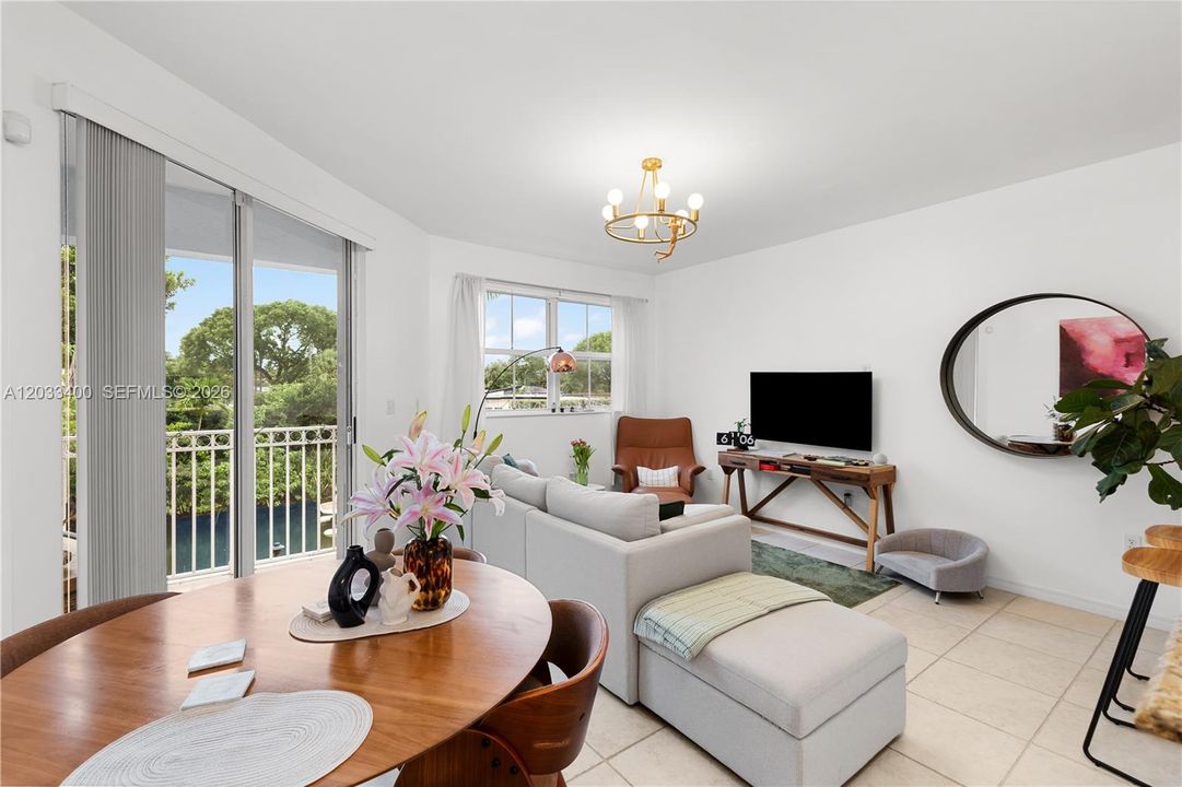 For Sale: $399,000 (2 beds, 2 baths, 960 Square Feet)