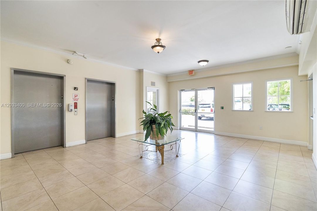 For Sale: $399,000 (2 beds, 2 baths, 960 Square Feet)