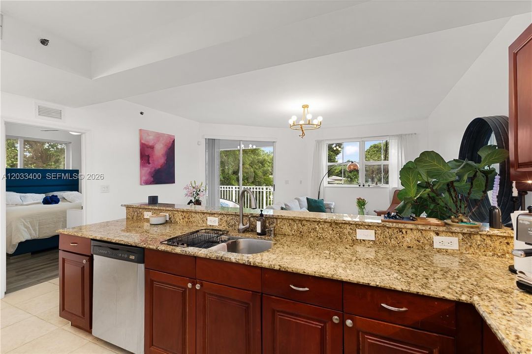 For Sale: $399,000 (2 beds, 2 baths, 960 Square Feet)