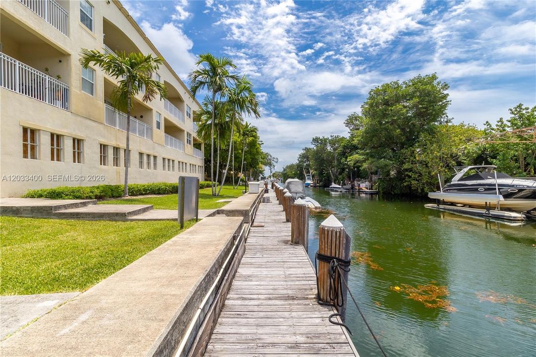 For Sale: $399,000 (2 beds, 2 baths, 960 Square Feet)