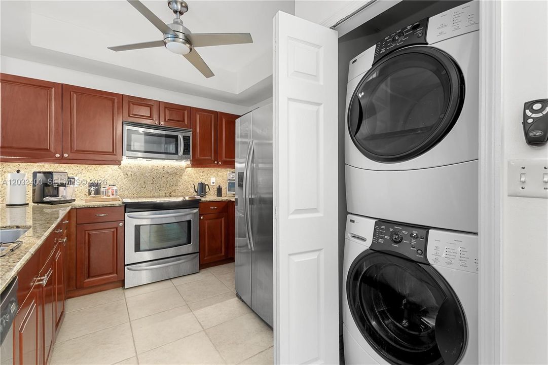 For Sale: $399,000 (2 beds, 2 baths, 960 Square Feet)