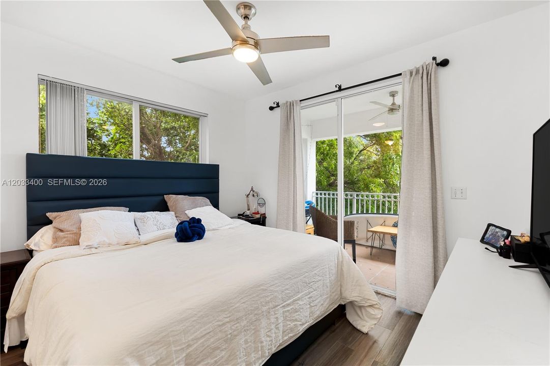 For Sale: $399,000 (2 beds, 2 baths, 960 Square Feet)