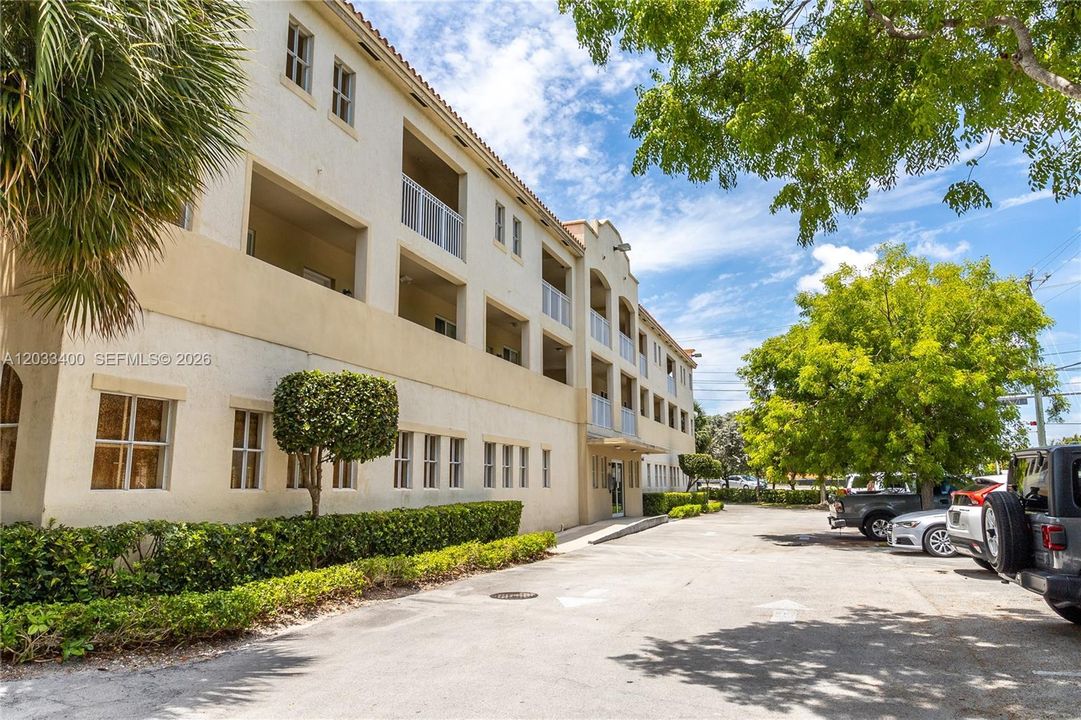For Sale: $399,000 (2 beds, 2 baths, 960 Square Feet)