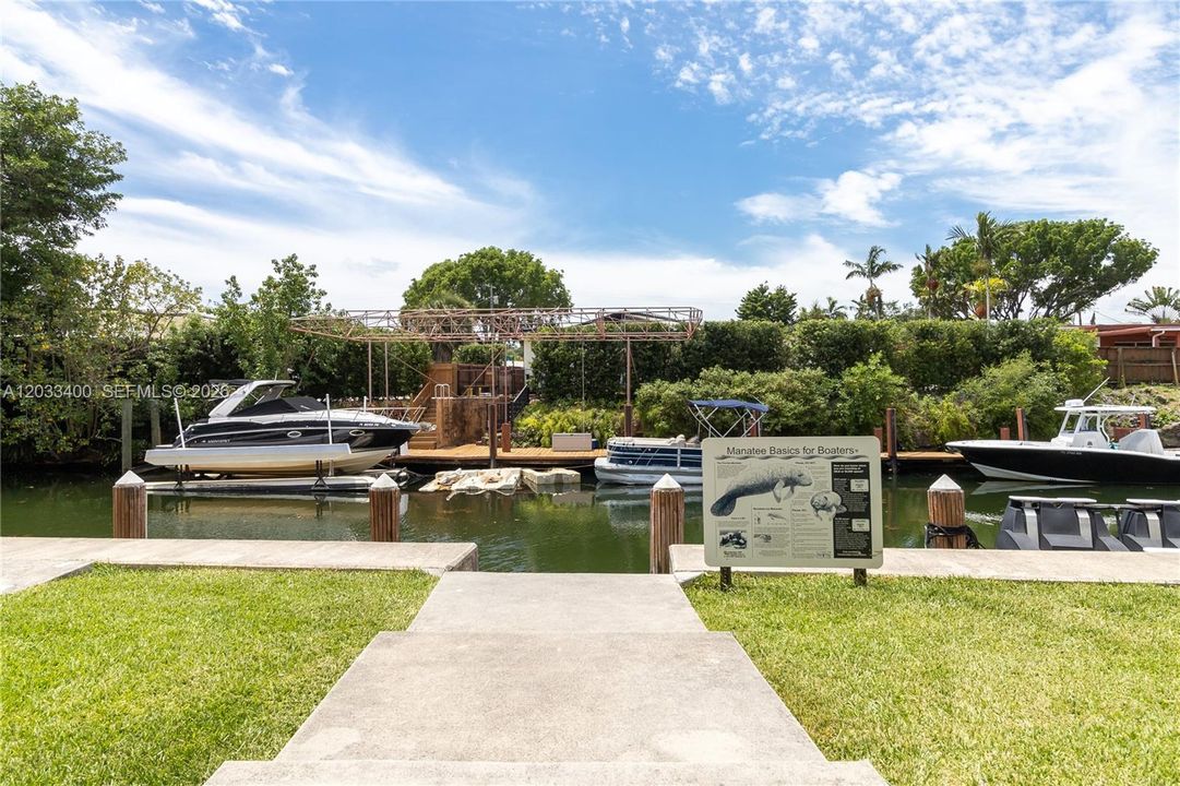 For Sale: $399,000 (2 beds, 2 baths, 960 Square Feet)