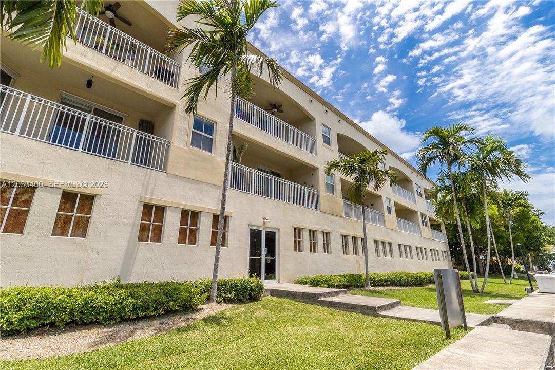 For Sale: $399,000 (2 beds, 2 baths, 960 Square Feet)