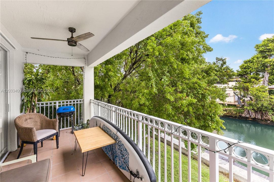 For Sale: $399,000 (2 beds, 2 baths, 960 Square Feet)