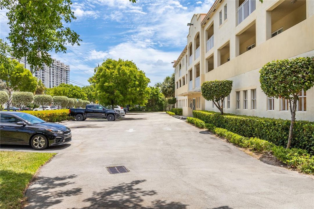 For Sale: $399,000 (2 beds, 2 baths, 960 Square Feet)
