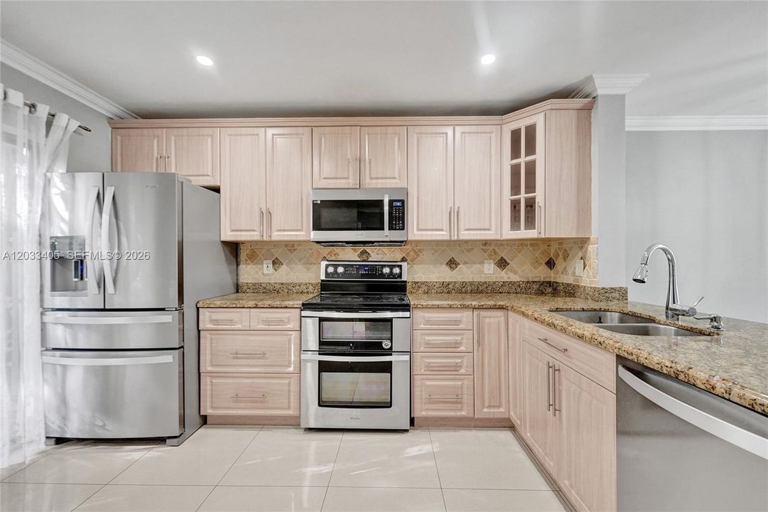 For Rent: $2,500 (2 beds, 2 baths, 1230 Square Feet)