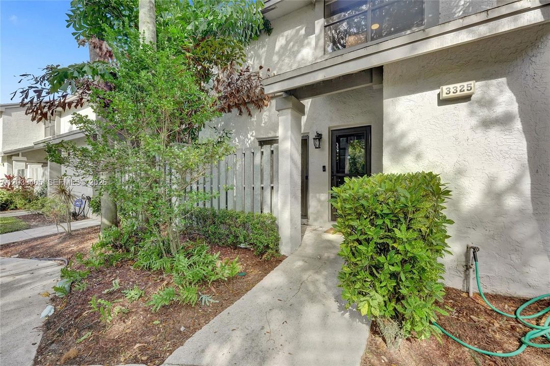 For Rent: $2,500 (2 beds, 2 baths, 1230 Square Feet)