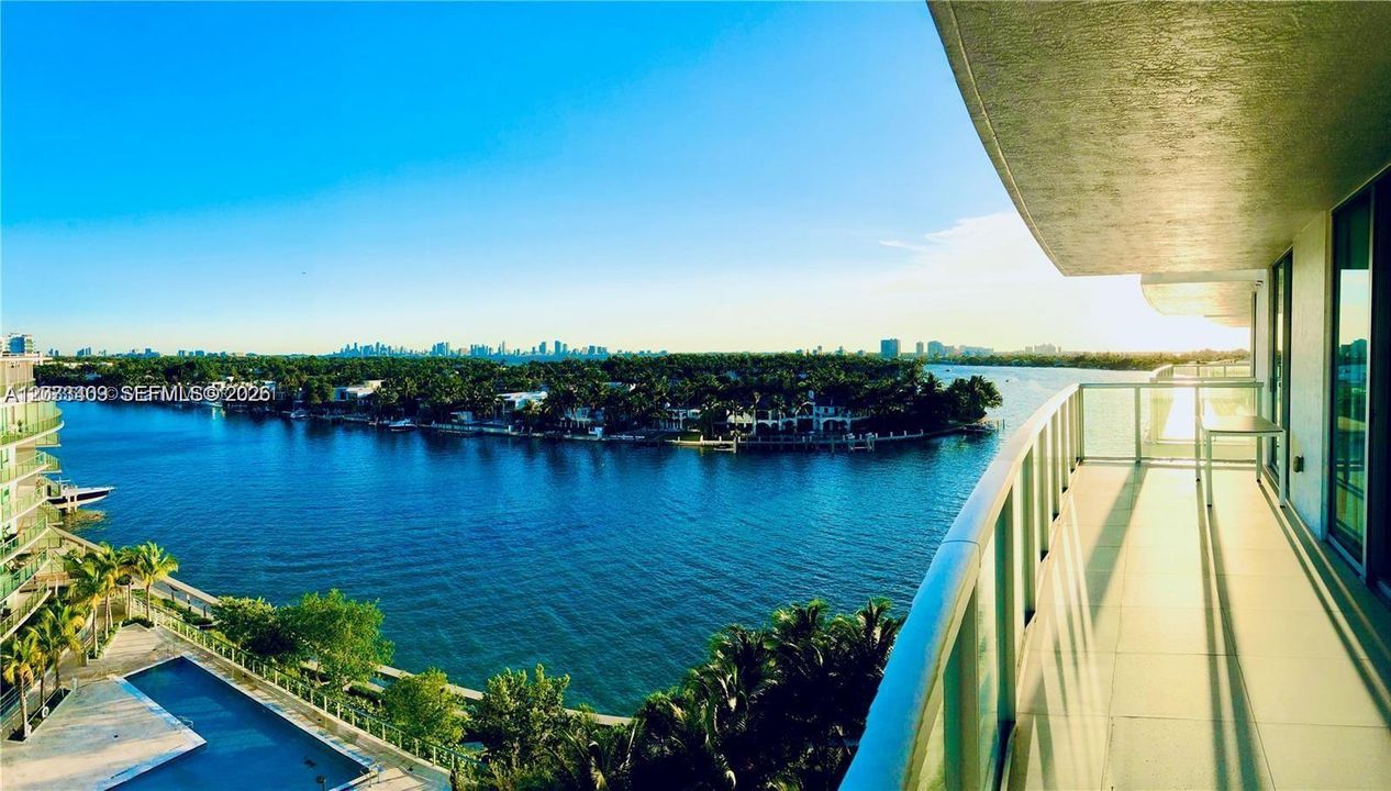 For Sale: $895,000 (2 beds, 2 baths, 952 Square Feet)