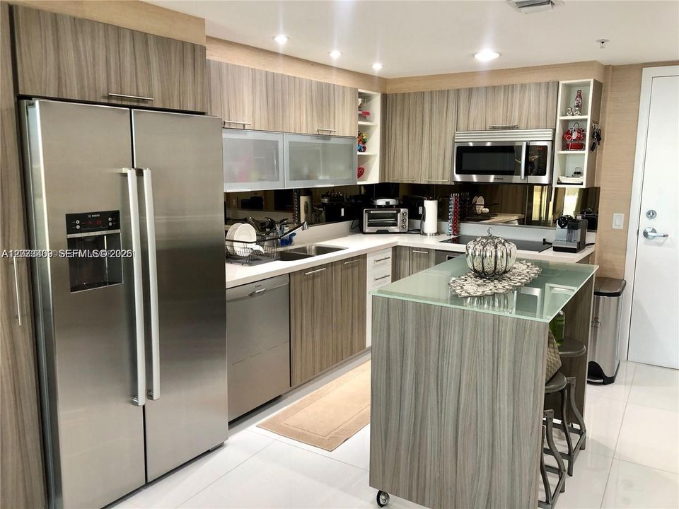 For Sale: $895,000 (2 beds, 2 baths, 952 Square Feet)