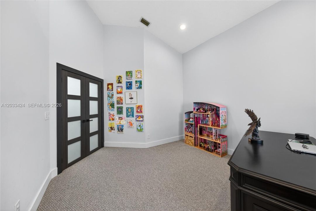 For Sale: $1,100,000 (4 beds, 2 baths, 2680 Square Feet)
